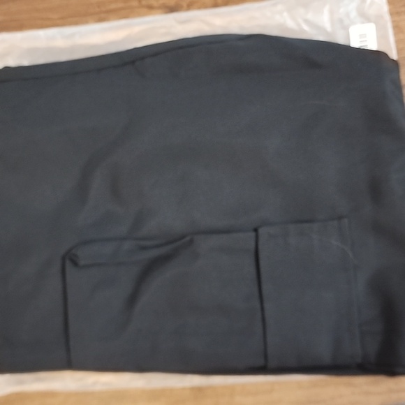 Men's Sleek Black Cargo Pants - Picture 4 of 4